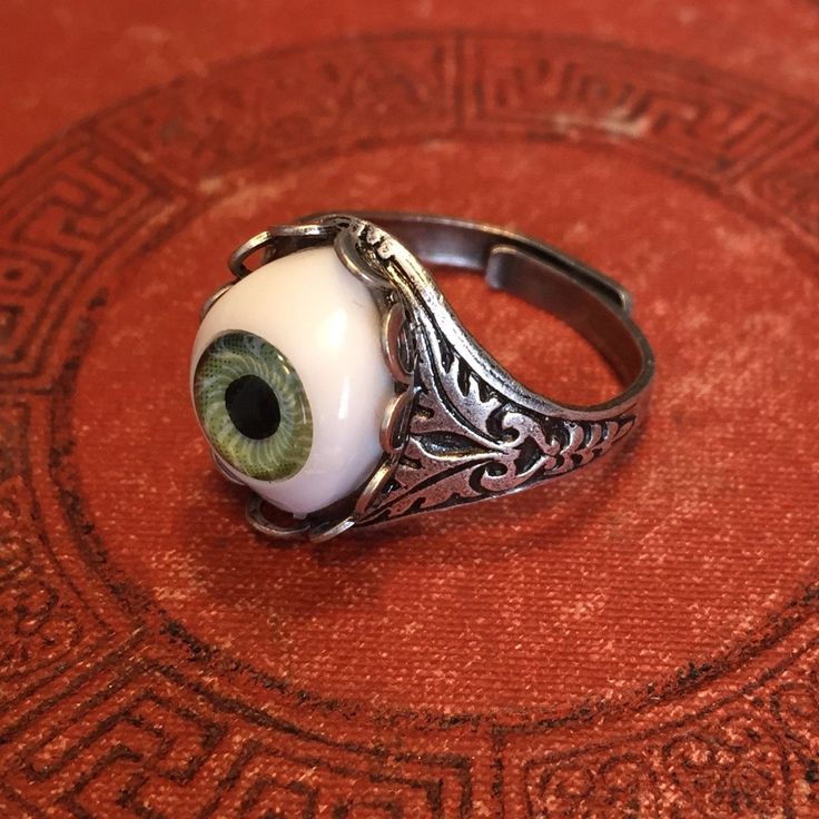 Vintage style ring which is adjustable and has oak leaf details on the sides. In the center is a 14x10mm dolls eye.Please select blue, green or brown eye at checkout.Available in antiqued sterling silver plate or antiqued brass I have matching earrings and necklaces in my shop. Eyeball Ring, Blue Eye Ring, Chica Punk, Cb 450, Vintage Style Rings, Evil Eye Ring, Cameo Ring, Dope Jewelry, Funky Jewelry