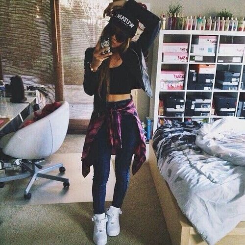 Casual Outfit | Nike Air Force 1 w/ Crop Top, High Waist Jeans, & Leather Jacket Chica Hip Hop, Forces Outfit, Outfits With Air Force Ones, Outfits With Jordan 1s Fashion Styles, Outfits Aesthetic Grunge, Air Force 1 Outfit, Urban Wear Women, Timberlands, Nike Free Runs