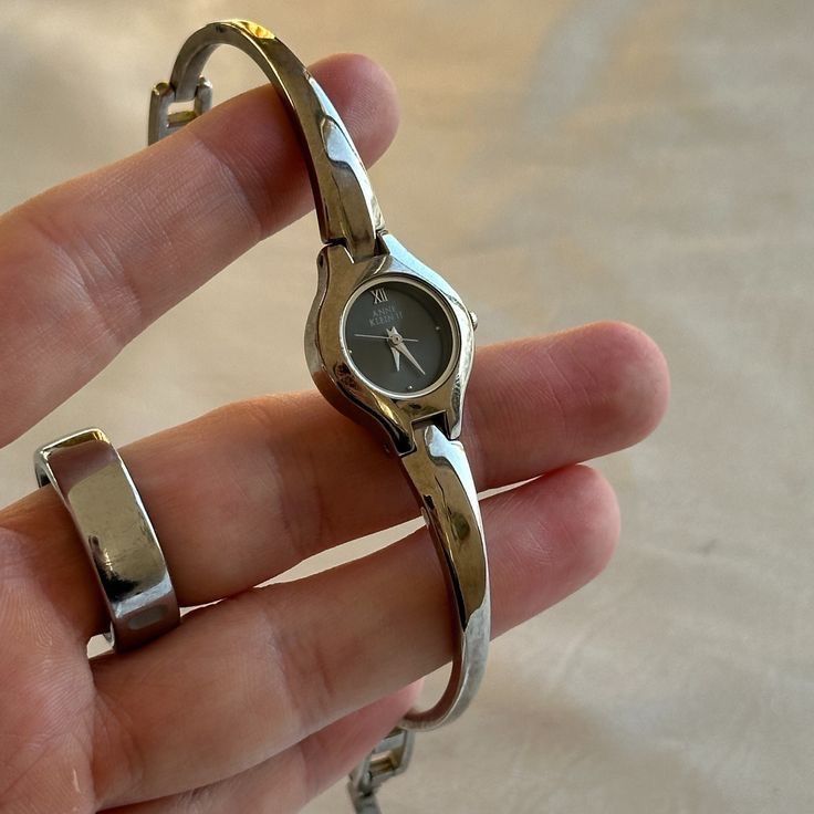 Modern Watches Women, Vintage Silver Watch, Anne Klein Watch, Mode Hippie, Vintage Watches Women, Wrist Jewelry, Old Watches, Dope Jewelry, Classy Jewelry