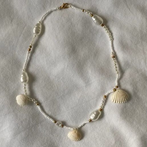 Sea Shell Bracelet Aesthetic, Coastal Granddaughter Beaded Jewelry, Seashell Beaded Bracelet, Beach Jewellery Aesthetic, Necklace With Seashells, She’ll Bracelet, Beach Shell Necklace, Shells Jewelry Ideas, Diy Beach Necklace