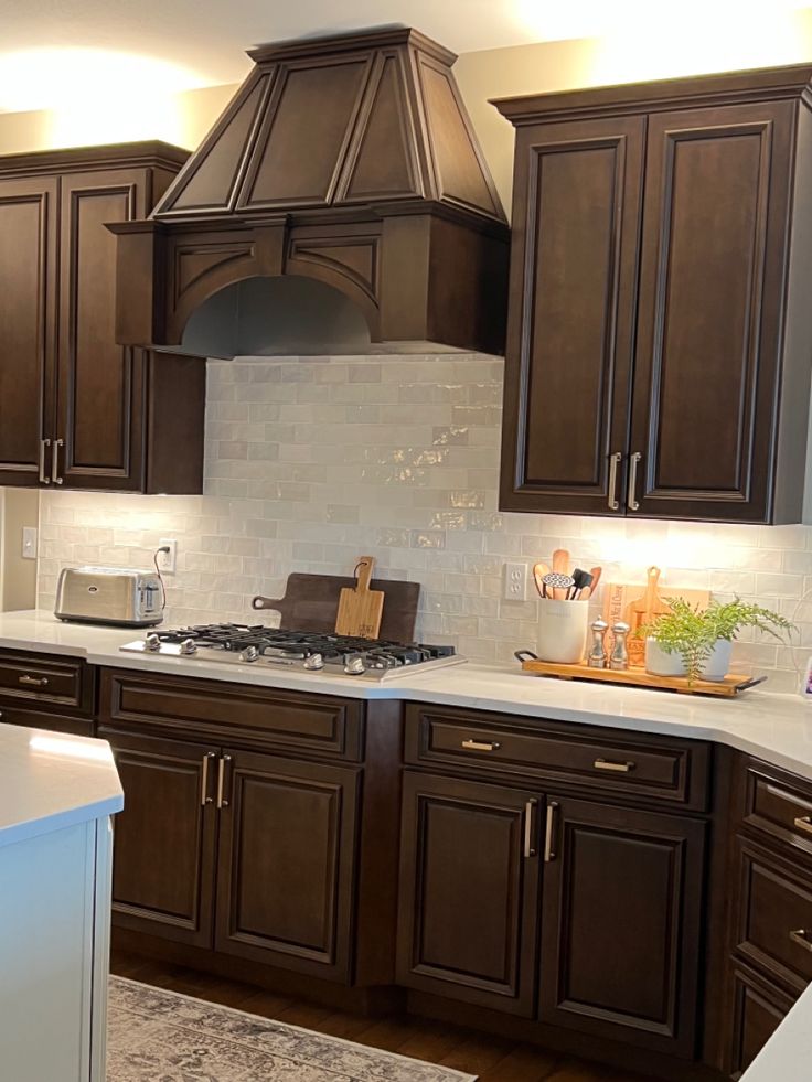 Dark cabinets with lighter counters and backsplash. Refresh Kitchen, Dark Brown Kitchen Cabinets, Kitchen Cabinets And Backsplash, Dark Brown Cabinets Kitchen, Dark Wood Kitchen Cabinets, Backsplash With Dark Cabinets, Espresso Kitchen Cabinets, Decor Kitchen Ideas, Cabinets Corner