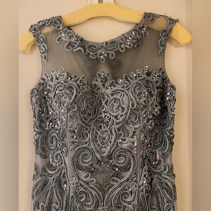 Feriani Couture Size 4 Excellent Condition Silver Sleeveless Evening Dress For Banquet, Sleeveless Silver Evening Dress For Banquet, Silver Sleeveless Dress For Banquet, Elegant Silver Evening Dress With Fitted Bodice, Silver Sleeveless Sequined Gown, Silver Sequined Sleeveless Gown, Sleeveless Silver Sequin Gown, Elegant Silver Gown With Fitted Bodice, Elegant Silver Sleeveless Gown