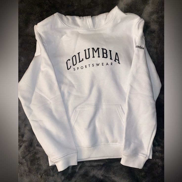 Columbia Youth Hoodie *Never Been Worn White Long Sleeve Casual Hoodie, White Winter Hoodie For School, White Sports Hoodie, Casual White Fleece Sweatshirt, Winter School Hoodie With Crew Neck, White Hooded Sports Top, White Letter Print Sweatshirt For Winter, White Hooded Top For Sports, White Winter Sportswear Sweatshirt