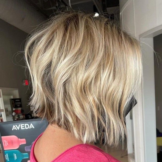 Medium Inverted Bob, Wavy Inverted Bob, Graduated Haircut, Haircuts Women, Inverted Long Bob, Inverted Bob Haircuts, Angled Bob Haircuts, Hair Adviser, Natural Wavy Hair