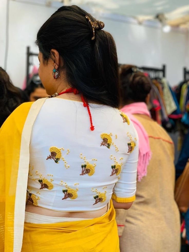 Blouse Designs High Neck, Cotton Blouse Design, New Saree Blouse Designs, Traditional Blouse Designs, Latest Model Blouse Designs, Cutwork Blouse Designs, Blouse Design Images, Machine Work, Design Blouse