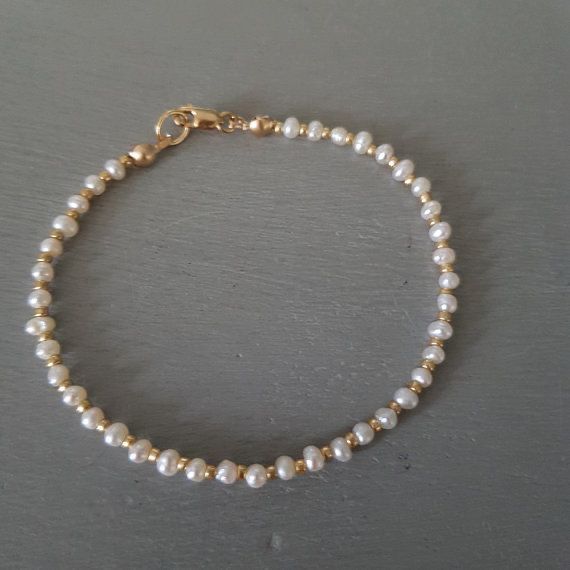 Pearl Bracelet Ideas, Motifs Perler, June Birthstone Jewelry, Beads Bracelet Design, Freshwater Pearl Bracelet, Handmade Wire Jewelry, Bracelet Ideas, Bridal Bracelet, Beaded Accessories