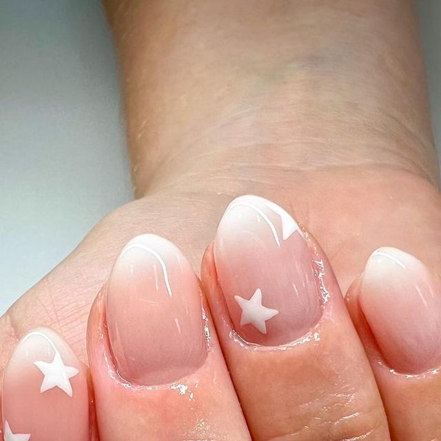 S K Y L E R | licensed nail tech + esthetician on Instagram: "subtle ombré with white stars 🌟 • inspo @beautytendernails  • ericas ata | tapered barrel removal, & nippers polished pinkies | 2 week flame bit luminary | clarity luxio | coy luxa | muse, white gel pod & shine top coat @shopnwlt liner brush • #naturalnails #realnails #nailinspo #luminarynailsystems #luminaryclarity #madamglam #ericasata #handpainted #naildesign #gelnails #buildergel #buildergelnails #iowanails #explorepage #explore #nailitdaily #nailitmag #fourthofjuly #fourthofjulynails #4thofjuly #4thofjulynails #ombrenails #starnails #pridemonth #pride #pride🌈 #pride2022 #nailitmagazine #boycottboringnails #nailinspiration" Ombre Nails With Stars, White Star Nails, Gell Nails, Vacay Nails, Builder Gel Nails, Fourth Of July Nails, Subtle Ombre, Liner Brush, 4th Of July Nails