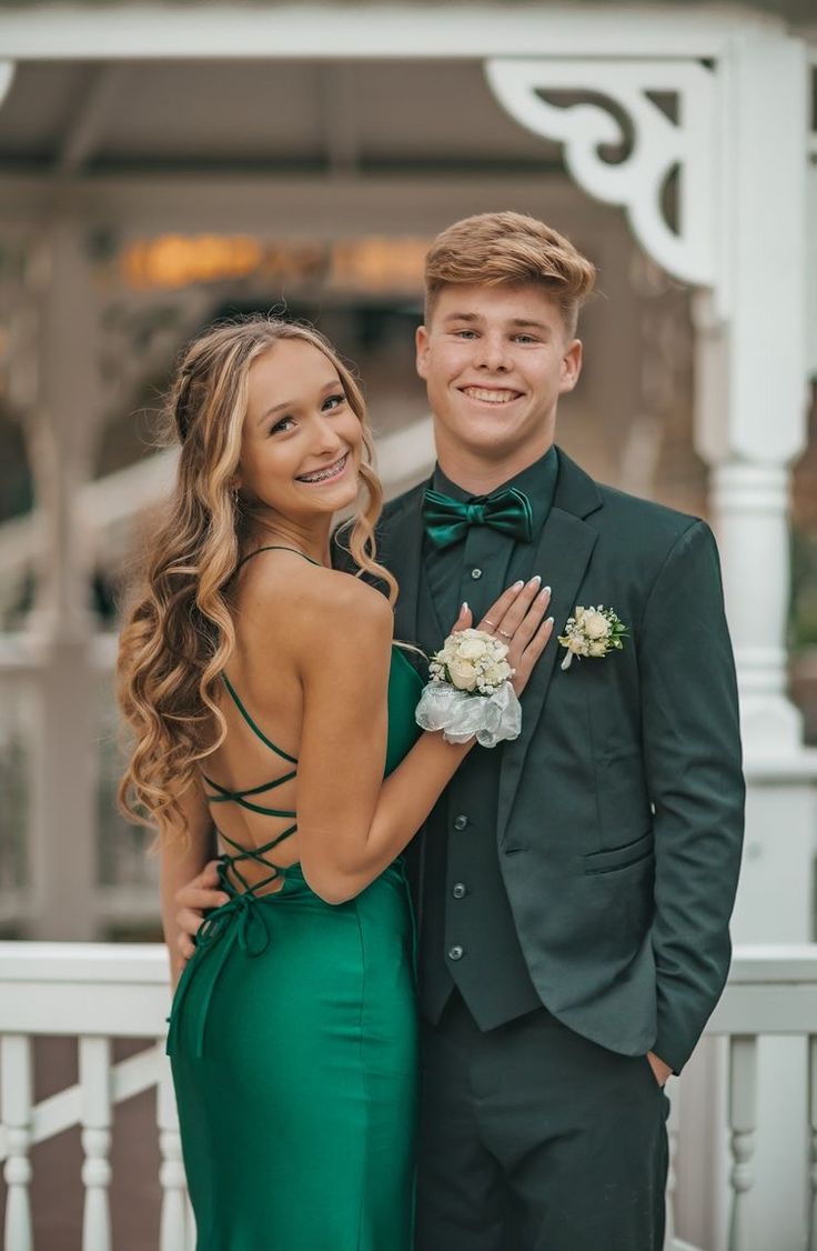 Formal Dance Pictures Couples Cute Ideas, Prom Posses Ideas, Bf And Gf Prom Pictures, Prom Posing Ideas Couple, Prom Couples Poses Photo Ideas, Senior Prom Poses, Green Dress Prom Couple, Cute Couple Poses For Prom, Hunter Green Prom Dress Couple