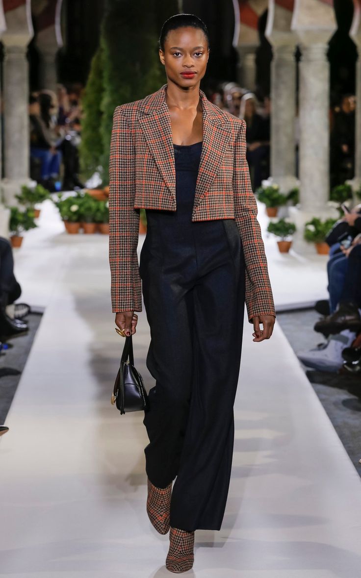 Moda Operandi Fall/Winter 2019 Oscar de la Renta -Cropped Plaid Wool-Blend Blazer. Crop Blazer Outfit, Cropped Blazer Outfit, Cropped Jacket Outfit, Crop Blazer, Looks Street Style, Cropped Blazer, Bustier Top, Blazer Outfits, 가을 패션