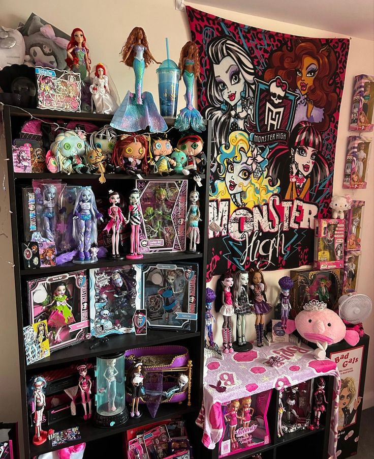 monster high
Playboy
Monster high room
Monster high aesthetic 
Monster high doll room
Playboy collection 
Mcbling
Pink
Girly Monster High Shelf Display, Monster High Collection Display, Monster High Doll Display, Monster High Display, Monster High Room Decor, Doll Display Ideas, Monster High Decorations, Weird Collections, Scene Core Wallpaper