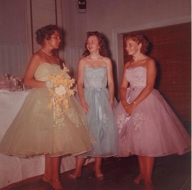 My moms wedding party!(some of them) monimania 1960 1960s Prom, 1950s Prom Dress, 50s Prom, Prom Pics, Vintage Bridesmaid Dresses, Vintage Bridesmaids, Prom Date, Vintage Wedding Photos, Vintage Prom