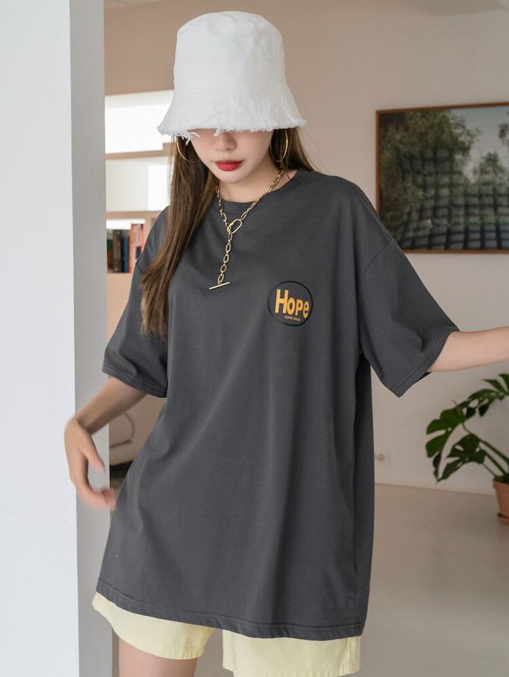 Oversized Summer Outfit, Casual Oversized Outfits, Oversized Outfit Ideas, Gray Shirt Outfit, Oversized Tee Outfit, Graphic Tshirt Outfit, Oversized Shirt Outfit, Oversize Tshirt Outfits, Oversize Outfit