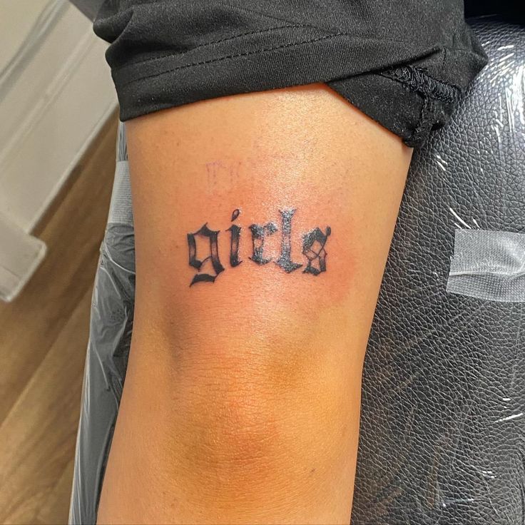 a woman's leg with the word julia tattooed on it