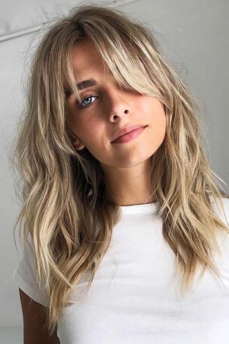 Decidir un nuevo corte de cabello, tinte o balayage, nunca es sencillo, pues hay cortes que por la forma de nuestra cara no nos son favorecedores; sin embargo, hay otros que por su versatilidad le van bien a cualquier chica, y ese es el estilo shag. Shag o shaggy es un corte que no tiene una […] French Hairstyles, Long Fringe Hairstyles, Medium Length Hair With Bangs, Layered Hairstyles, Frontal Hairstyles, Wavy Hairstyles, Haircut Styles, Side Bangs, Watercolor Ideas