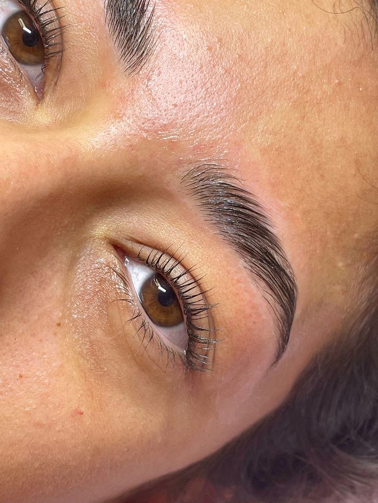 Lash lift and brow combination Laminated Brows And Lash Lift, Natural Lash Aesthetic, Lash And Brow Lamination, Brow And Lash Lamination, Brow Stylist Aesthetic, Brow Wax Aesthetic, Brow Lamination Aesthetic, Lift Aesthetics, Lash Lift Aesthetic