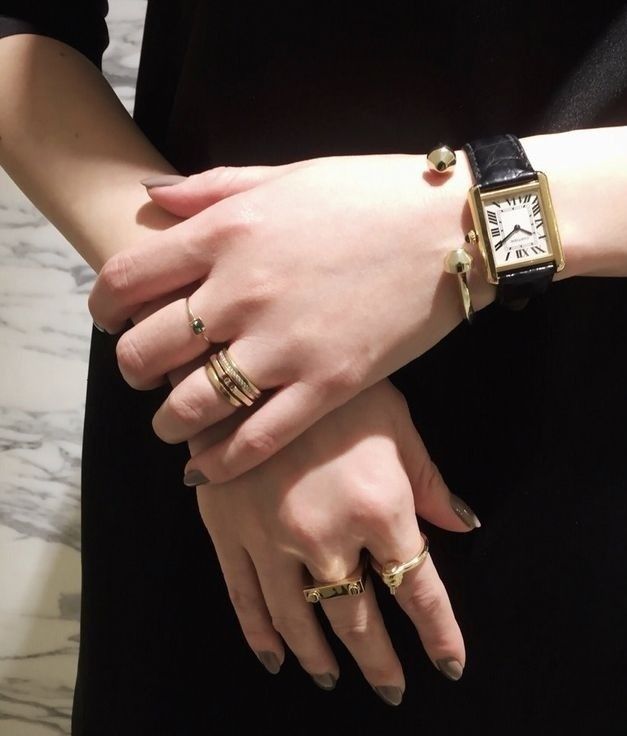 Cartier Watches Women, Timepiece Design, Gold Jewelry Outfits, Hand Rings, Girls Watches, Fine Jewels, Hand Jewelry, Cartier Love Bracelet, Beautiful Watches