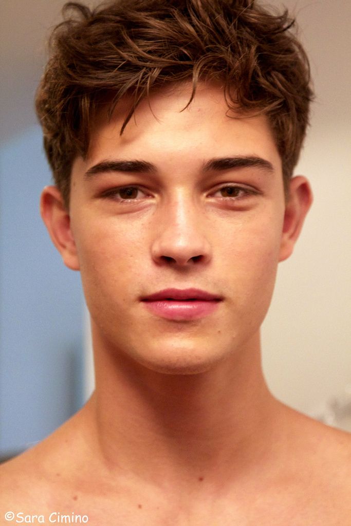 francisco lachowski backstage Model Haircut, Chico Lachowski, Francisco Lachowski, Corte De Cabelo Masculino, Athletic Hairstyles, Model Face, Long Faces, Boys Haircuts, Mens Hairstyles Short