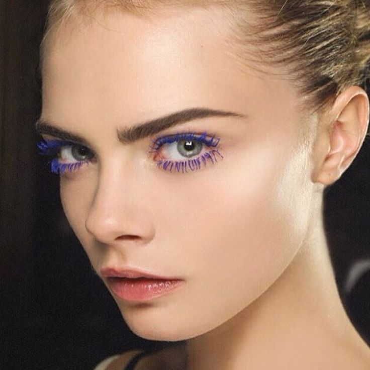 24 Times Pat McGrath Proved That She Is the World's Most Influential Makeup Artist Cara Delevigne Style, Mascara Bleu, Makeup Runway, Mascara Eyes, Pat Mcgrath Makeup, Colored Mascara, Blue Mascara, Bright Eye Makeup, Beauty Rules