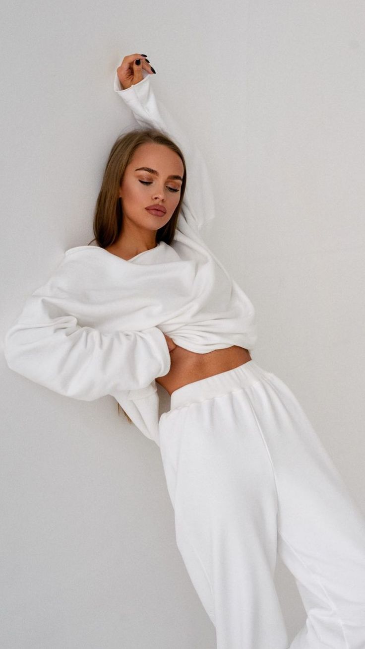 Loungewear Photoshoot Ideas, Sweatpants Photoshoot, Loungewear Photography, Lounge Wear Photoshoot, Lounge Photoshoot, Loungewear Photoshoot, Skin Aesthetics, Photoshoot Studio, Studio Photoshoot