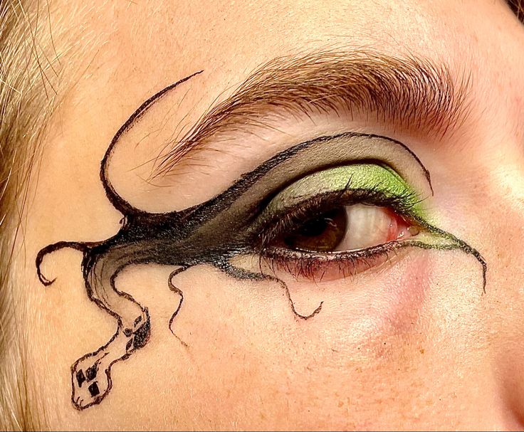 Snake Eyeshadow, Pirate Eyeliner, Snake Makeup Look Easy, Snake Makeup Eye, Snake Eye Makeup, Snake Eyeliner, Snake Makeup Look, Snake Makeup, Greek Makeup