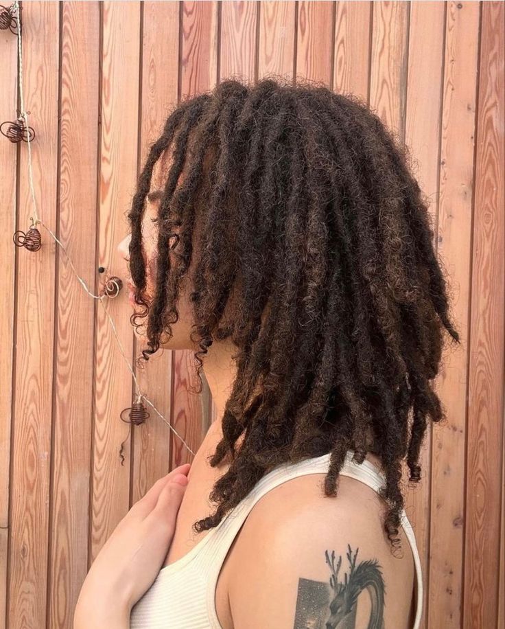 Black Woman With Locs, Woman With Locs, Trendy Curls, Short Locs Hairstyles, Dreadlock Style, Dreadlock Styles, Dyed Hair Inspiration, Haircut Inspiration, Dread Hairstyles