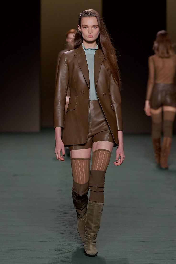 Winter Home Outfit, Leather Couture, Hermes Fashion, Leather Trend, Fall 2022, Outfit Inspo Fall, Fashion Show Collection, Winter Fashion Outfits, London Fashion Week