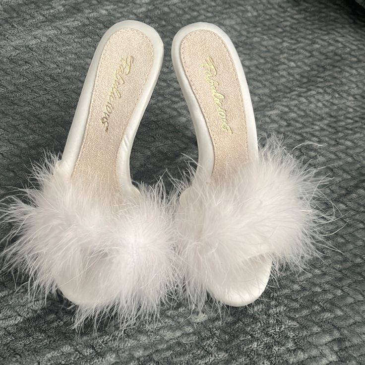 Gorgeous White Feather Heels Brand New. White Fur Heels, White Fluffy Heels, White Feather Heels, Heels With Feathers, White Fuzzy Boots, Prom Shoes White, Heels With Fur, Fur High Heels, Fancy Slippers