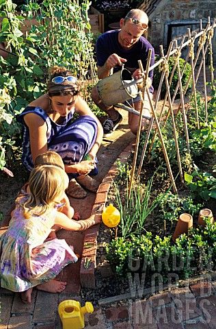 ...family time... Family Gardening, People Gardening, Family Wellness, Vision Board Pictures, Mood Images, Garden Quotes, Family Garden, Family Matters, World Images