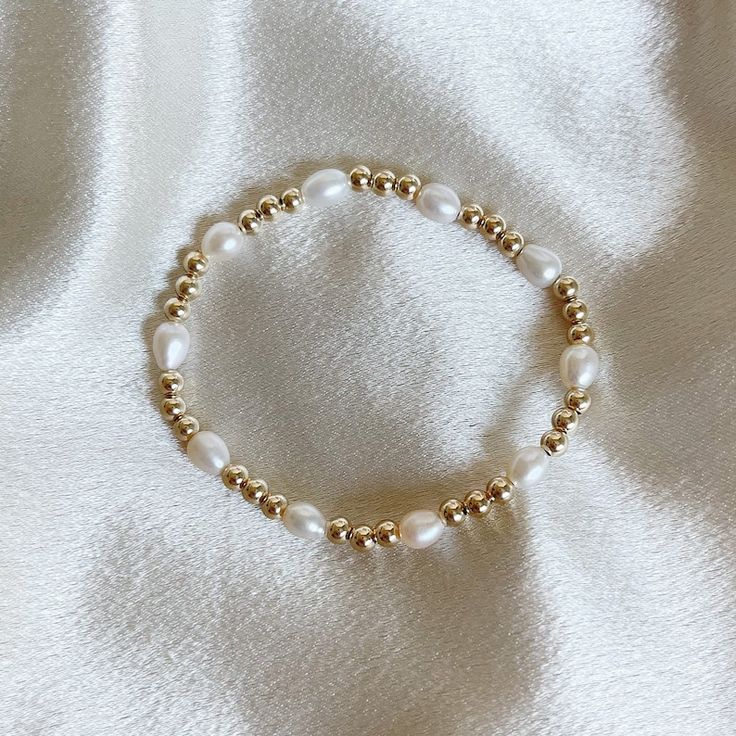 Gold Bead Bracelets Diy, Elegant Beads Bracelet, Classy Beaded Bracelets, White And Gold Beaded Bracelet, Trendy Bracelet Ideas, Pearl Bead Bracelet Ideas, Stretchy Bracelets Diy, Pearl Gold Bracelet, Preppy Jewelry