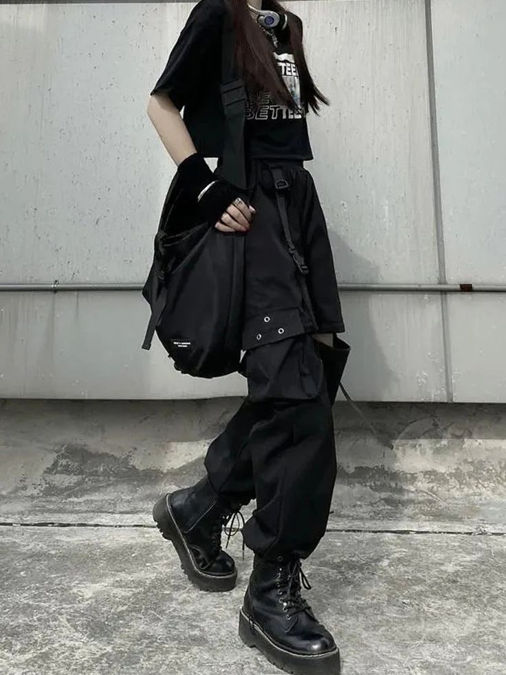 Para un look atrevido y vanguardista, los pantalones cargo Gothic Techwear son una opción perfecta. Estos pantalones combinan funcionalidad con un estilo gótico distintivo, con múltiples bolsillos y correas utilitarias para un diseño único inspirado en la ropa técnica. La tela negra profunda es duradera y cómoda, lo que garantiza que puedan soportar el uso diario y te mantengan con un aspecto moderno sin esfuerzo. La cintura y los tobillos ajustables brindan un ajuste personalizable, lo que los hace adecuados para varios tipos de cuerpo. Ya sea que estés explorando la ciudad o asistiendo a una reunión informal, estos pantalones cargo causarán una impresión impactante. Adopta la fusión de la moda gótica y la ropa técnica con estos pantalones destacados.
 
Tabla de tallas CM:









 Tama Alt Outfits With Cargo Pants, Female Emo Outfits, K Pop Fashion Male, Dark Harajuku Fashion, Aesthetic Black Clothes, Cool Black Outfits, Black Clothes Aesthetic, Dark Style Fashion, Aesthetic Clothes Black