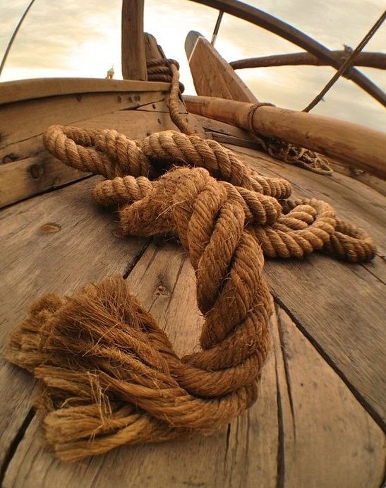 a rope is tied to the side of a boat's hull in black and white