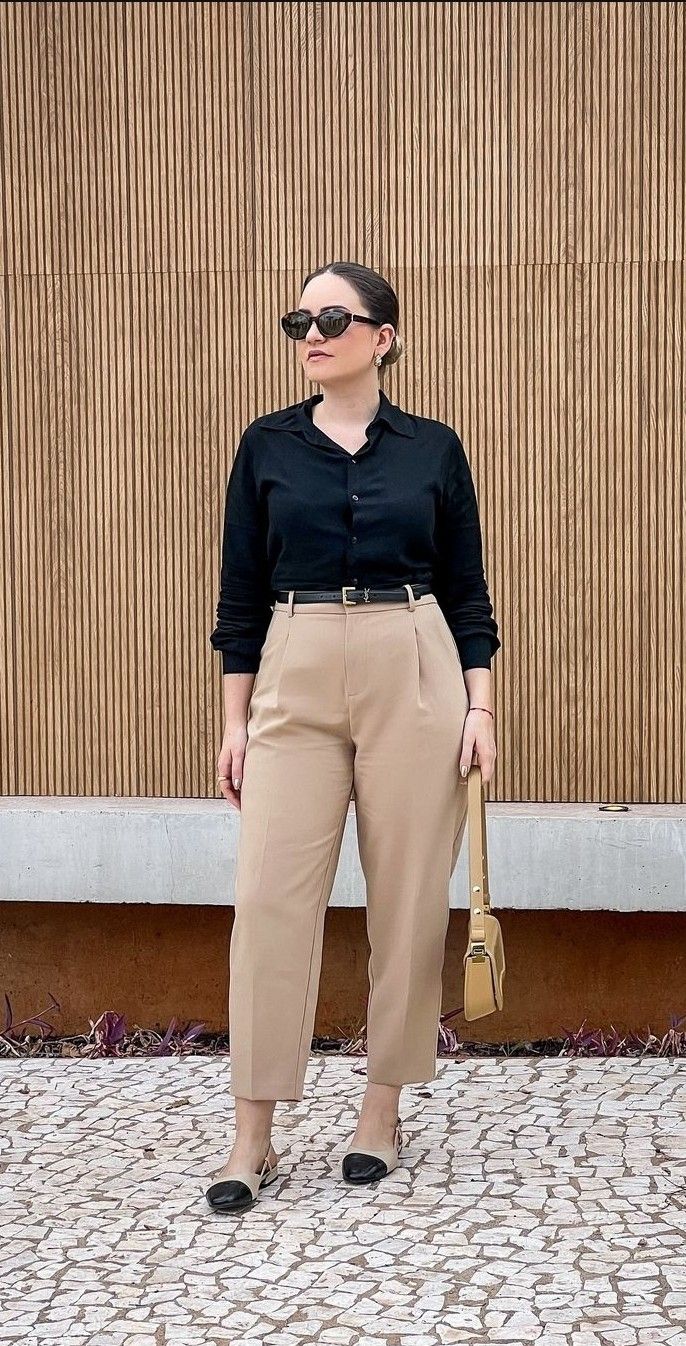 Casual Work Outfits Beige Pants, Beige Work Pants Outfit, Semi Formal Work Outfit Women, Womens Khaki Pants Outfit, Business Casual Khaki Pants, Outfit Con Pantalon Beige, Khaki Pants Outfit Women Work, Curvy Work Outfit, Pants Outfit Work