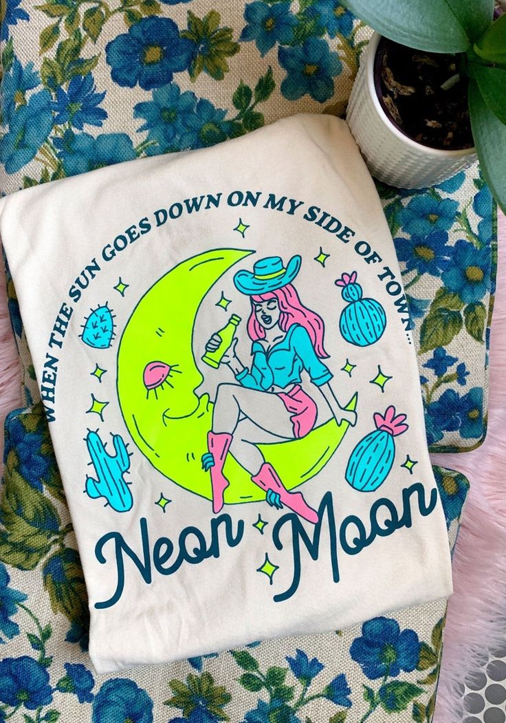 Aesthetic Graphic Tees, Womens Graphic Tees Vintage, Core Aesthetics, 70s T Shirts, Moon Graphic Tee, Business Vision, Neon Moon, Space Cowgirl, Moon Graphic