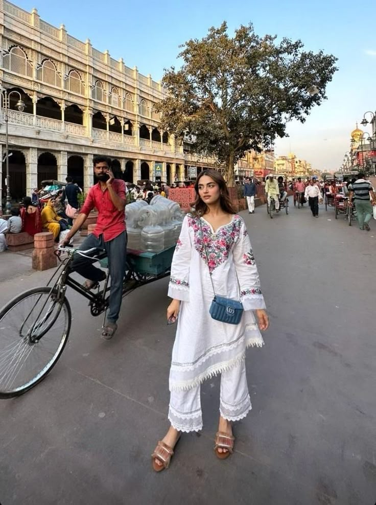 Pakistan Casual Wear, Fusion Wear Indian Casual, Desi Street Style, Jaipur Aesthetic Outfits, Jaipur Fits, Outfits To Wear In Jaipur, Udaipur Outfit Ideas, Desi Casual Outfits, Rajasthan Outfit Ideas