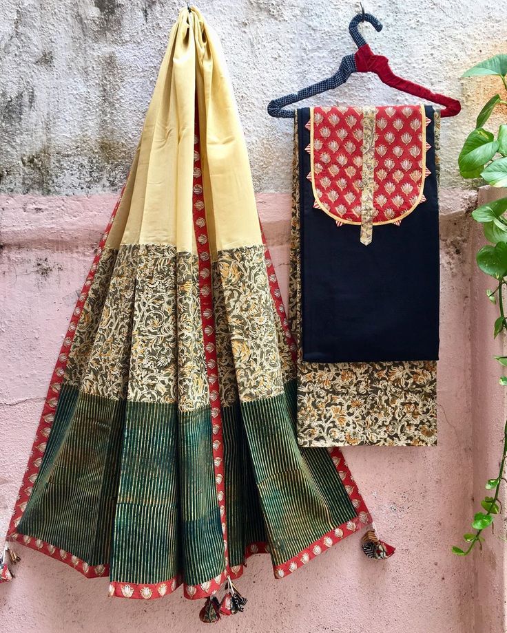 Chunni Designs, Dupatta Designs Ideas, Fancy Dress Material, Scarf Sewing Pattern, Simple Kurtis, Dupatta Designs, Simple Dress Casual, Indian Designers, Homemade Bows