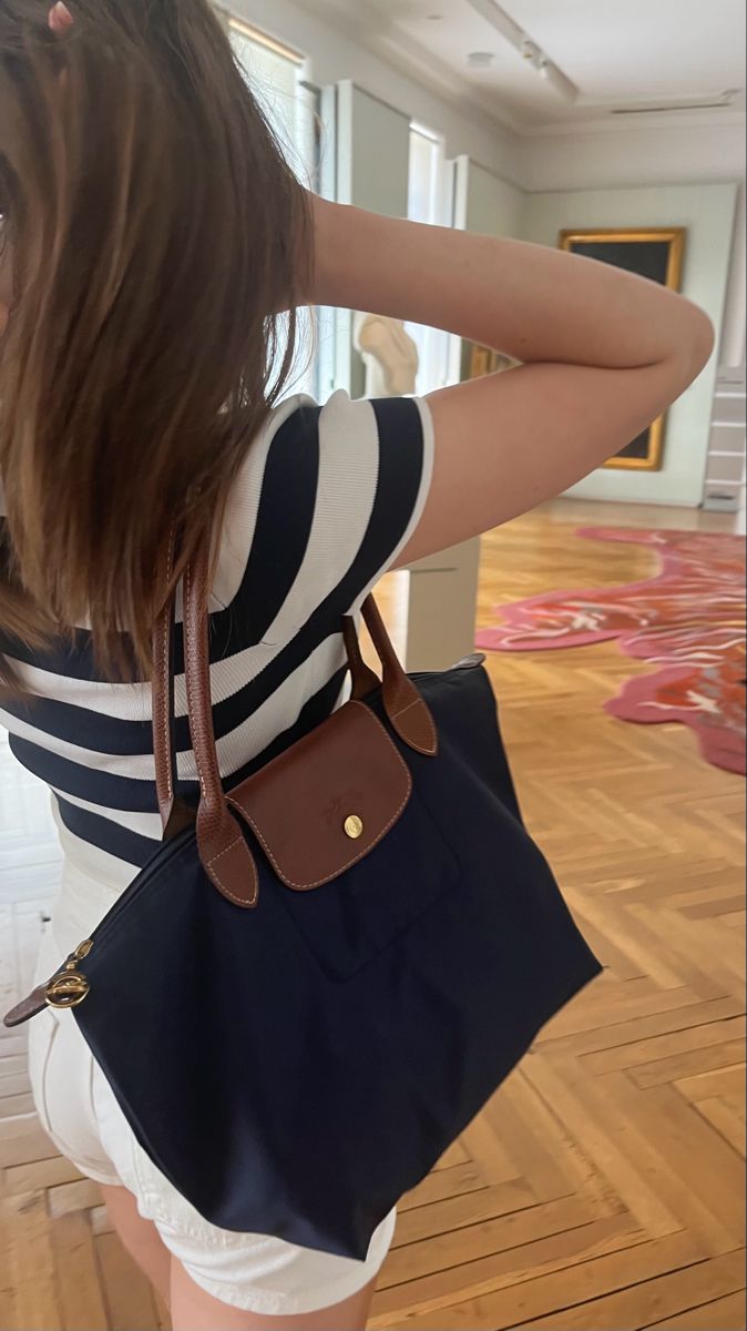 Trendy Large Handbags, Longchamp Le Pliage Blue, Navy Blue Longchamp Bag Outfit, Longchamp Navy Blue, Longchamp Navy Outfit, Le Pilage Tote Outfit, Long Champ Bag Outfit Style, Beige Longchamp Bag Outfit, Blue Longchamp Bag Outfit