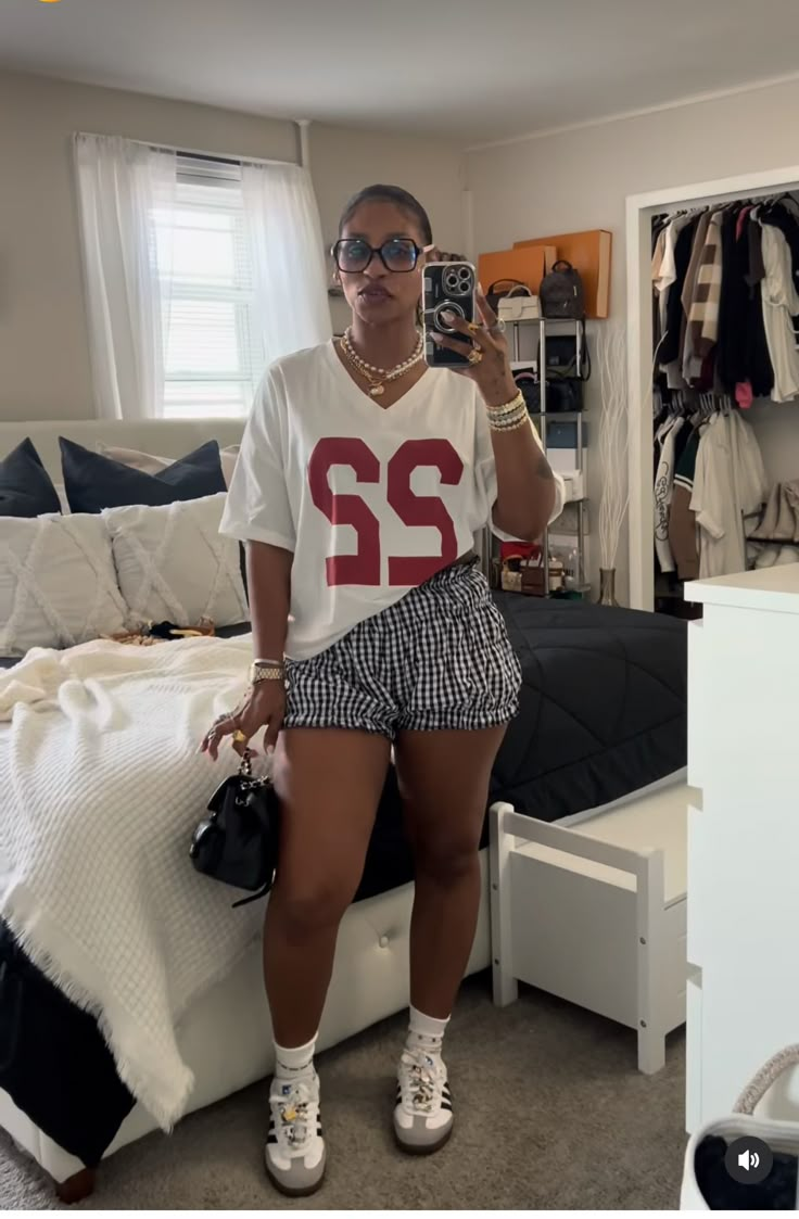 Golfing Outfits Black Women, Streetwear Shorts Outfits Women, Universal Studios Outfit Black Women, 90s Summer Fashion Outfits, Puffy Shorts Outfit, Houston Vacation Outfits, Casual Sushi Date Outfit, Outfits For New Orleans Summer, Midsize Outfits Black Women