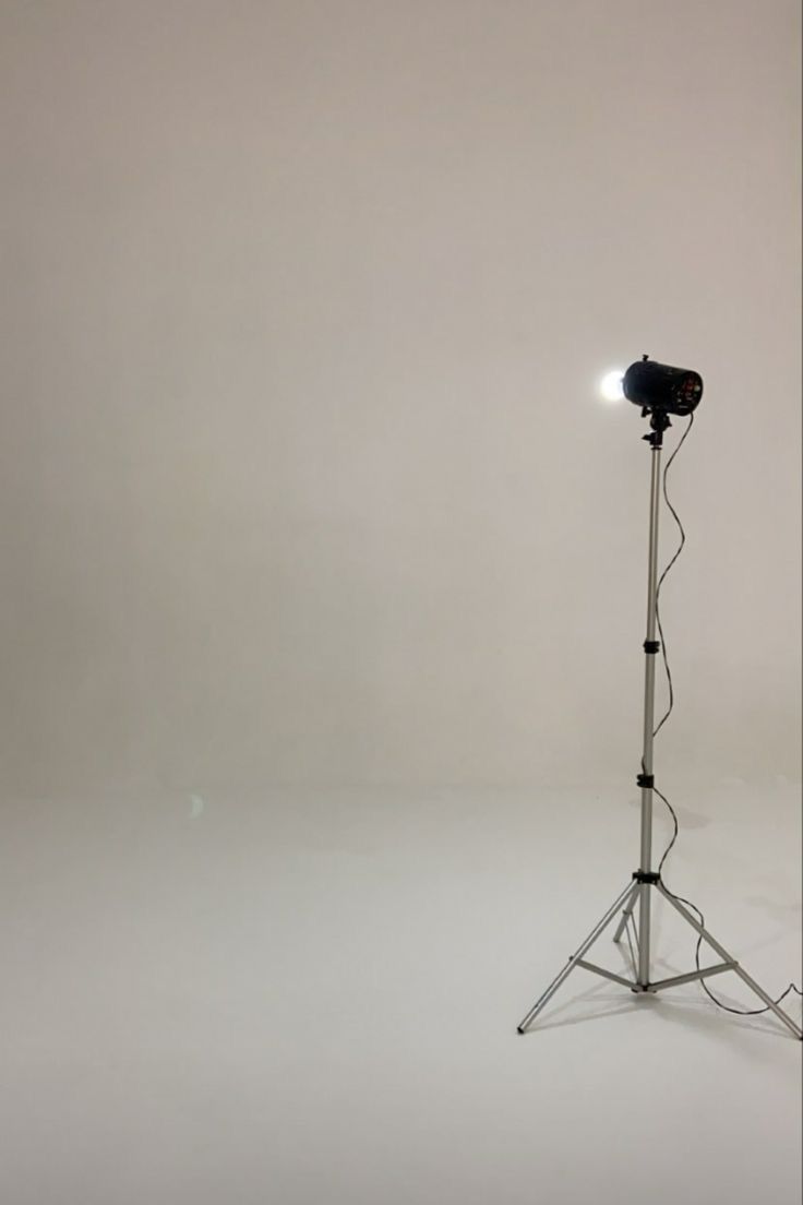 a light that is on top of a tripod in the middle of a room