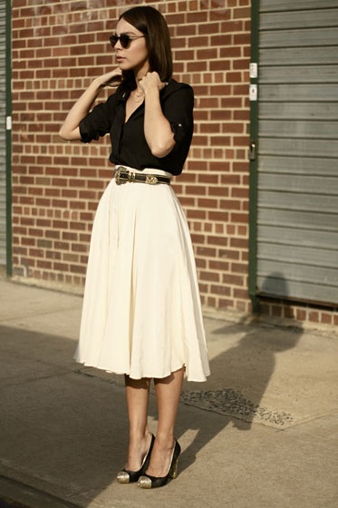 Those shoes! The skirt length is perfect. What an impeccable look! Trinidad Dress, Weekend Mode, Ivory Skirt, Black And White Outfit, Look Office, Rocker Girl, Woman In Black, Dresses Classy, Fashion Christmas