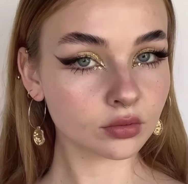 Ancient Greece Makeup Look, Toga Makeup Goddesses, Gold Grunge Makeup, Grecian Makeup Goddesses, Greek Eye Makeup, Ancient Rome Makeup, Roman Makeup Goddesses, Greek Goddess Eye Makeup, Fairy Goddess Makeup