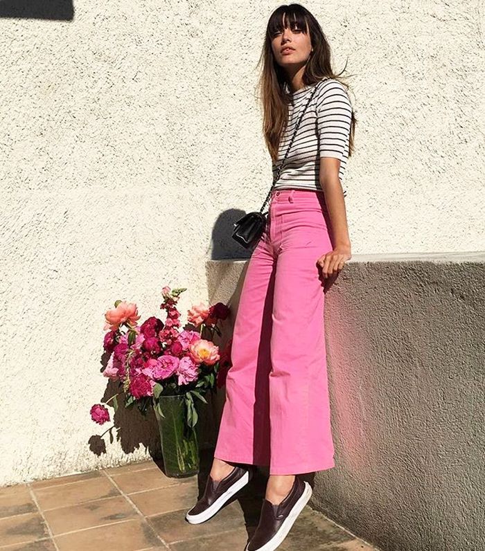 What All the Cool French Girls Are Wearing on Instagram, in 10 Perfect Outfits Pink Trousers Outfit, Pink Jeans Outfit, Louise Follain, Pink Pants Outfit, French Outfits, Jeans Rosa, Parisian Outfits, Pink Trousers, Glad Rags