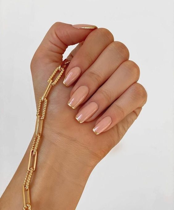 PRETTY DECEMBER NAIL IDEAS | WINTER NAILS Nice Hands, Ongles Beiges, Laura Badura, December Nails, Classy Acrylic Nails, Classic Nails, Gold Tips, Golden Glow, Neutral Nails