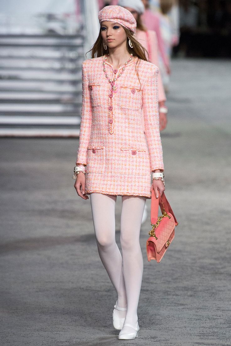 CHANEL Resort 2019 “La Pausa Collection “ Look #38 Chanel Beret, Vestidos Chanel, Paris Cruise, Vogue Clothes, Chanel Photo, Channel Outfits, Chanel 2019, Paris Vogue, Moda Chanel