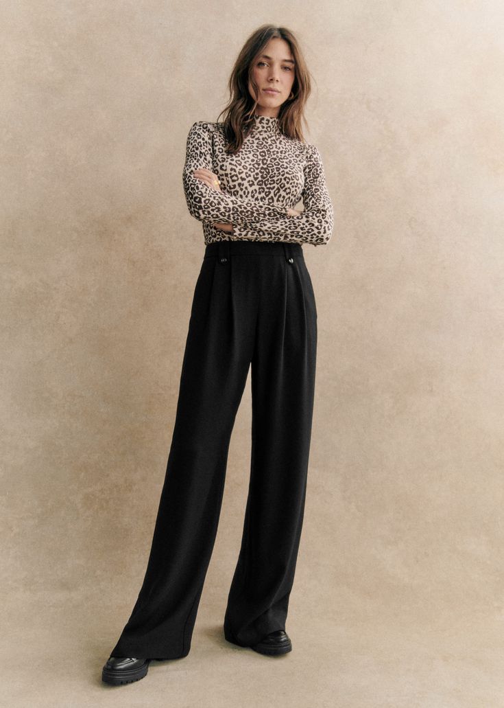 Flowy high-waisted trousers;Straight, wide leg;Italian side pockets;Marked pleats at front;Button-fastening loops at front;Inside leg length 81 cm / 39.1 in (for a 36) Look Rock, Pantalon Large, Navy Floral, Mode Inspiration, High Waisted Trousers, Trouser Jeans, Blouse Dress, Parisian Style, Wide Leg Pants