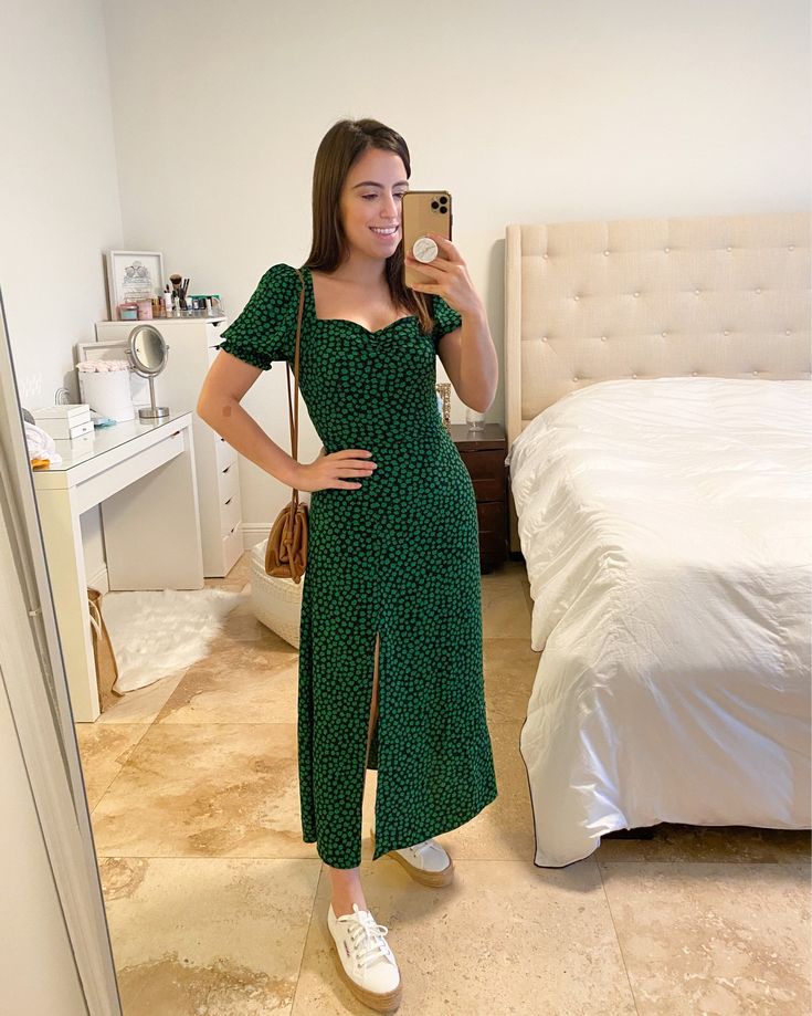 Midi With Sneakers, Midi Dresses Outfit, Midi Dress And Converse, Sneakers That Go With Dresses, Midi Dress With Converse, Dresses Sneakers Outfit, Vestido Midi Outfit, Midi Dress And Sneakers Outfit, Short Dress With Sneakers