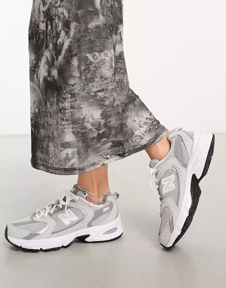 New Balance 530 sneakers in gray | ASOS New Balance 530 Outfit, Comfy Airport Outfit, Comfortable Travel Outfit, Sneaker New Balance, Sacs Tote Bags, Grey New Balance, Grey Trainers, Logo New, Grey Outfit