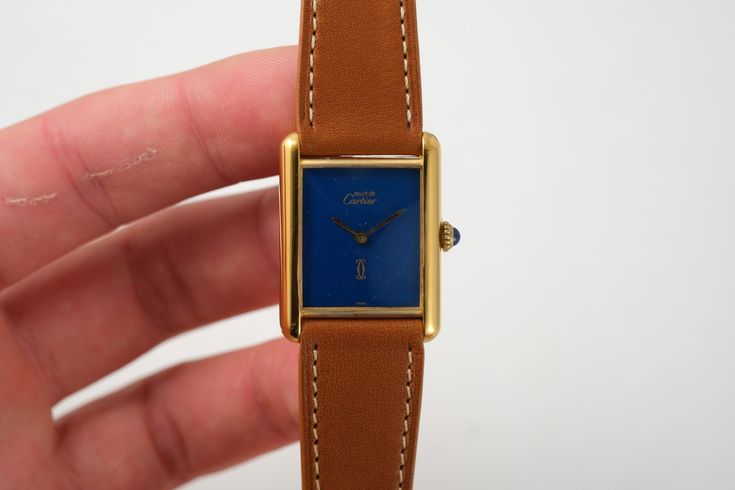 Descubre este sofisticado Cartier Tank Must GM  de 1980 en Montro.

Fue construido con altos estándares en Suiza. Y viene con su caja incluida.

También viene con una garantía Montro Guaranteed de 1 año del vendedor, para asegurarte de que tu compra sea una gran experiencia.

Este Cartier Tank Must GM será enviado desde Paris (FR) y se te entregará con envío global gratuito. Cartier Tank Must, Count On You, Cartier Tank, Authentic Watches, Watch Model, Travel Pouch, Watch Brands, Luxury Watches, Cartier