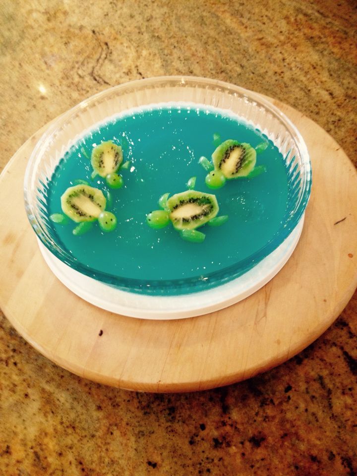 some kiwis are sitting in the water on a plate