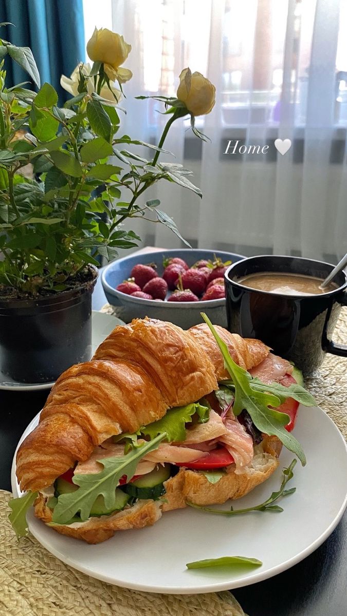 Завтрак круассан лосось история доброе утро Croissant For Breakfast, Croissant Breakfast Aesthetic, Crispy Croissant, Salmon Croissant, Healthy Aesthetic Breakfast, Cream Cheese Cucumber, Breakfast Croissant, Clean Meal Prep, Cheese Croissant