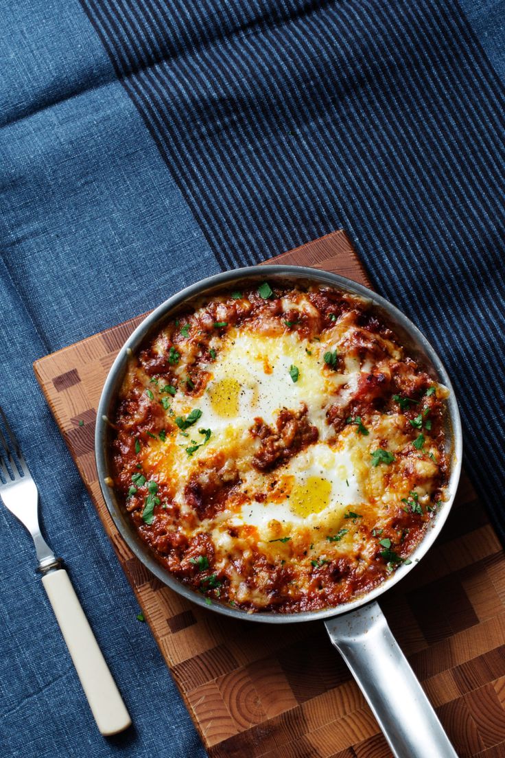 Baked Eggs ¼ lb (100 g) cooked ground beef (use leftovers, cook it any way you like, or use this recipe. 2 eggs 2 oz. (60 g) shredded cheese Diet Doctor Recipes, Quick Keto Meals, 1000 Calorie, Boiled Egg Diet, Low Carb Diets, Lchf Recipes, Diet Doctor, Recetas Keto, Low Carb Baking